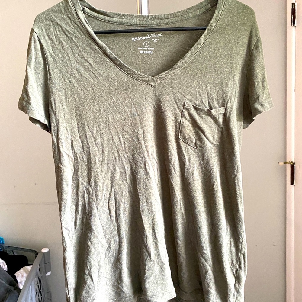 Women’s V-neck pocket tee